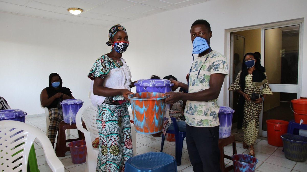 Les migrants de retour volontaires contribuent  à la riposte au COVID-19 à travers la formation de 41 mères de familles aux gestes barrières. Initiative soutenue par le gouvernement néerlandais via <a href="/OIMGuinee/">OIM Guinée</a>. Une lutte inclusive pour le bénéfice de tous ! #MigrantsAsMessengers