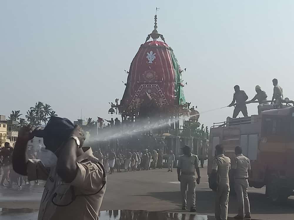 DGFS_HGs_CD's tweet photo. We @OdishaFS_HGs_CD feel humbled to be part of the famous #CarFestival2020 of #LordJagannath &amp; in making the servitors comfortable while dragging the chariots under the June sun. https://t.co/FSuiKi6kyT