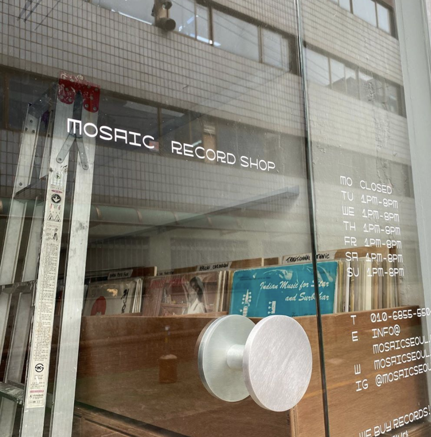 Con cara nueva Mosaic Seoul abrió sus puertas este año, vendiendo música (y golosinas) en su tienda de Corea del Sur.

Esperamos escuchar su colección en vivo en→ bit.ly/3fK77ZH hoy a las 9AM Argentina 9PM JST / 8AM ET / 12PM GMT / 2PM CEST /

Apoyando a <a href="/MusiCares/">MusiCares</a>