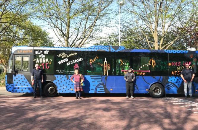 ‘De coronacrisis heeft de maatschappelijke problemen in onze “ontwikkelwijken” uitvergroot’, zegt Carolien de Jong, manager bij Dock jongerenwerk in Amsterdam-Noord. zorgwelzijn.nl/jongeren-zijn-…