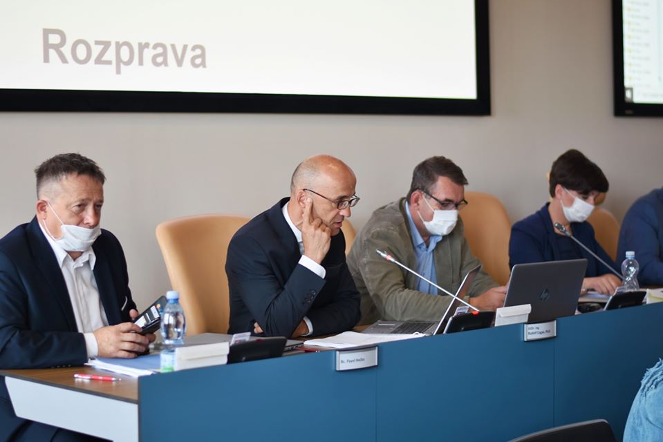 CoganRudolf's tweet photo. 1/3 Hospodaření KHK v 2019 skončilo přebytkem 223,9 mil. Kč. Ovšem daňové příjmy byly vyšší jen o 126,4 mil. Kč – bývalo víc než se plánovalo.
Byly splaceny všechny úvěry kraje, v roce 2019 jsme do bank zaplatili 147,8 mil. Kč. https://t.co/weWj2hgGH4