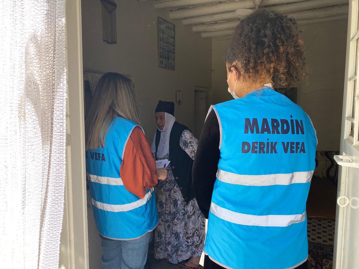 DerikMasa's tweet photo. #VSDG ekiplerimiz, Cumhurbaşkanlığımız tarafından 65 yaş ve üstü vatandaşlarımıza hediye olarak gönderilen ve içinde Cumhurbaşkanımız Sayın Recep Tayyip ERDOĞAN’ın mektubunun da bulunduğu hediye paketlerini “Değerli Yaşlılarımıza” ulaştırmaya devam ediyor. https://t.co/vHGnbQqFsc