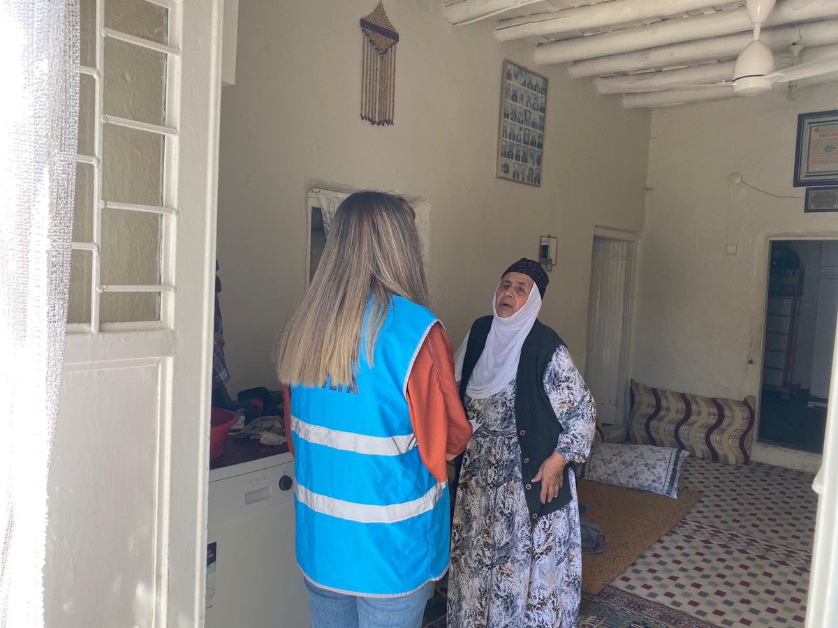 DerikMasa's tweet photo. #VSDG ekiplerimiz, Cumhurbaşkanlığımız tarafından 65 yaş ve üstü vatandaşlarımıza hediye olarak gönderilen ve içinde Cumhurbaşkanımız Sayın Recep Tayyip ERDOĞAN’ın mektubunun da bulunduğu hediye paketlerini “Değerli Yaşlılarımıza” ulaştırmaya devam ediyor. https://t.co/vHGnbQqFsc