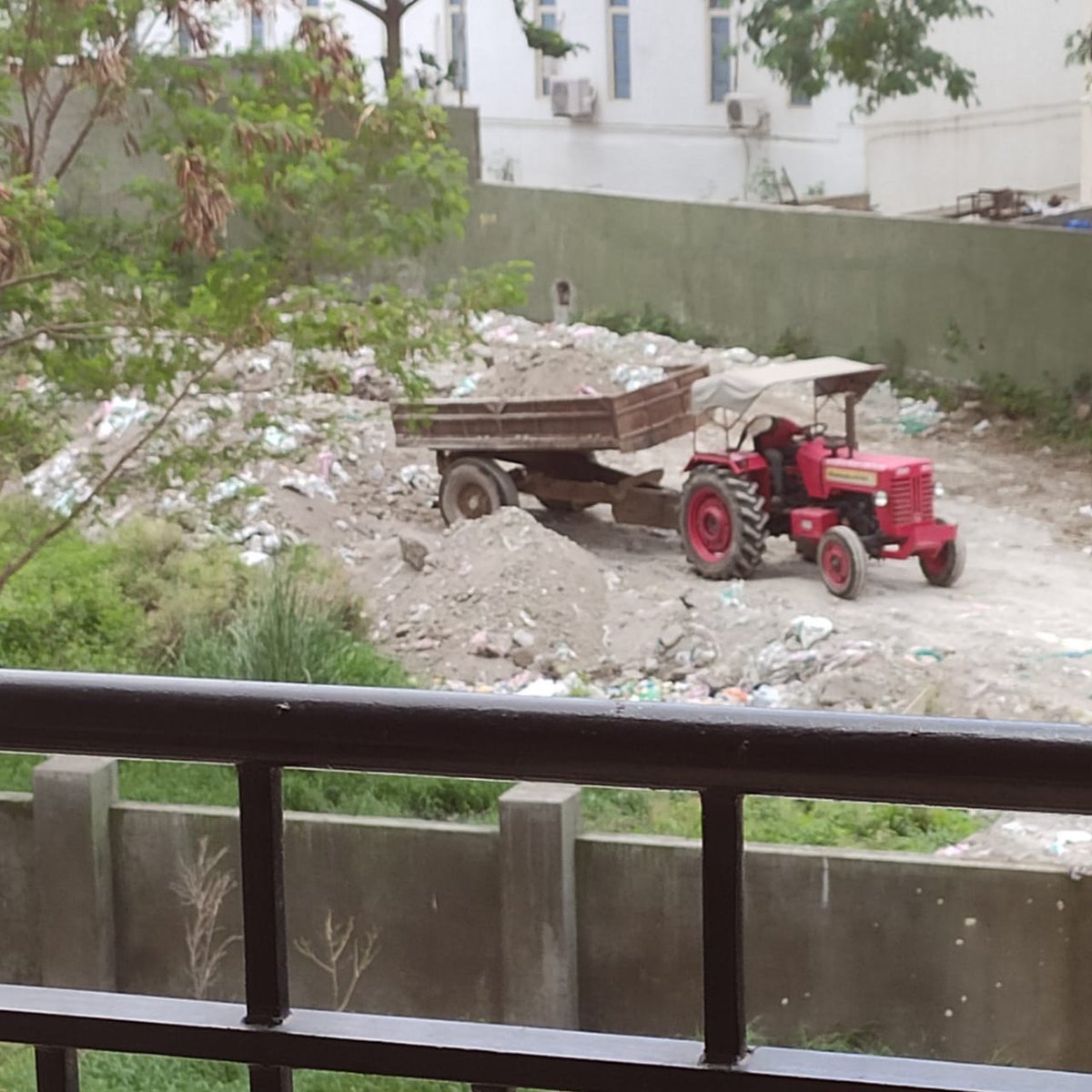Pinch20's tweet photo. @iWagholi @GpWagholi  want to bring it to your notice,backside of raisoni college is also becoming dumping zone https://t.co/GzxdffRQg2