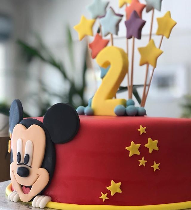 Mickey nunca falla! Es el preferido de muchos. Gracias M.José por confiar en nosotras para la tarta de tu niño 🥳 #dulcemarie #mickeymouse #cakemickeymouse #reposteriaartesana #tartasfondant #tartasfondantsevilla