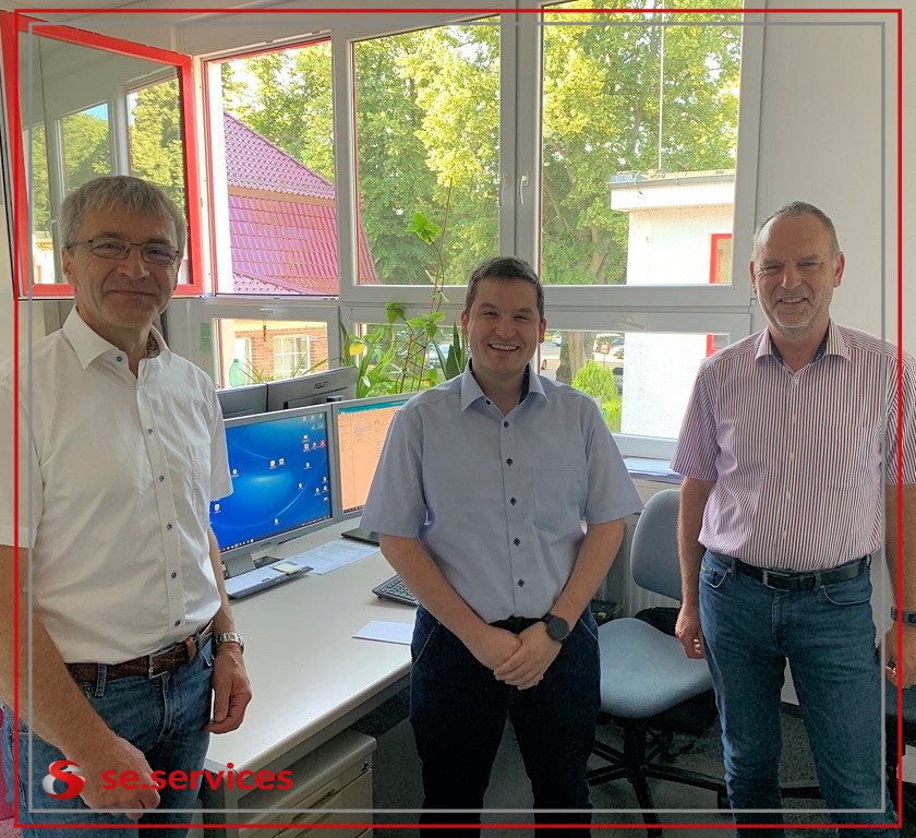 se_servicesgmbh's tweet photo. Es ist geschafft 🥳
Wir gratulieren unserem #Azubi Erdinç zur bestandenen #Ausbildungsprüfung und begrüßen ihn ab heute als frischgebackenen Technischen #Systemplaner in unserem #Team! Viel Erfolg bei den zukünftigen Herausforderungen und willkommen im Team 🤝 https://t.co/tXMU40d5qU