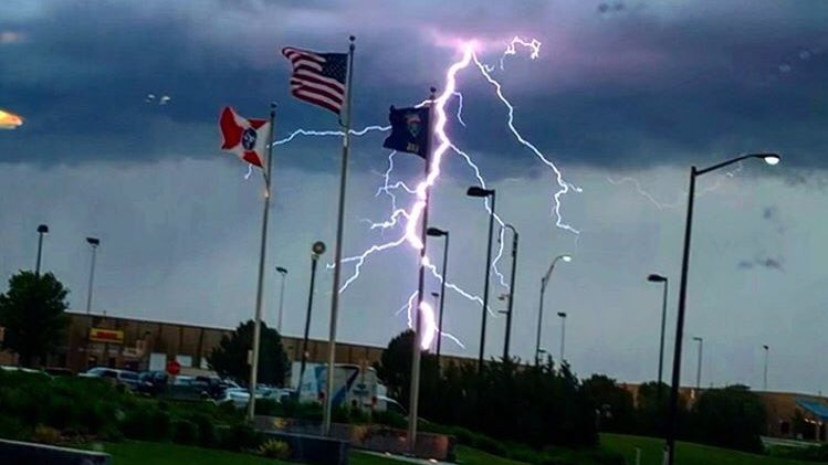 WichitaFlag's tweet photo. A stunning #staycation entry in the #wichitaflagsummertravelcontest from Greg. This pic was taken at @FlyICT. #lightningstrike #wichitaflag #kansasstorm https://t.co/4pwVmWVzst