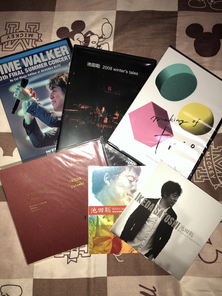 eV4XINo9KAGPrkt's tweet photo. 待ってた物が届いた(*≧∀≦*)
#池田聡
#winter's tales
#making of trio
#BRABES 1
#TIME WALKER
#銀のシルエット/あなたがうれしい
#song book https://t.co/strnVDlIFF