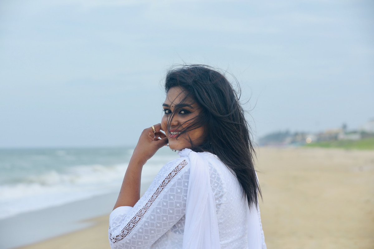 iamakalya's tweet photo. Beach hair dont care❤️❤️❤️ #adithyatv #Akalyavenkatesan #devaraatam #ratchasi #sangatamizhan #sunnetwork #neingasolungadude❤️ #tamilponnu❤ 
#beach #picoftheday #kadhal #happiness #white #beachlife #loveyourself https://t.co/DKJ66f9Z10