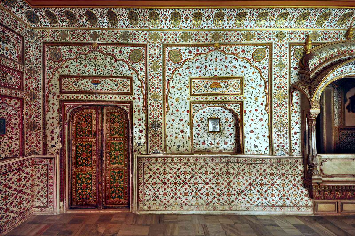 History_Mystery's tweet photo. Inside the rooms, interior walls are decorated with stucco work & glass inlay works.
📷1+2: Mirrors embedded in walls of #PhoolMahal.
📷3+4: Close-up & Wide view of Jhoola (Swing) inside phool mahal.
2/2
#HistoryEncyclopedia #PalaceOfIndia #Bikaner #JunagarhFort https://t.co/isMb4Pxfva