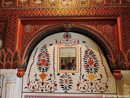 History_Mystery's tweet photo. Inside the rooms, interior walls are decorated with stucco work & glass inlay works.
📷1+2: Mirrors embedded in walls of #PhoolMahal.
📷3+4: Close-up & Wide view of Jhoola (Swing) inside phool mahal.
2/2
#HistoryEncyclopedia #PalaceOfIndia #Bikaner #JunagarhFort https://t.co/isMb4Pxfva