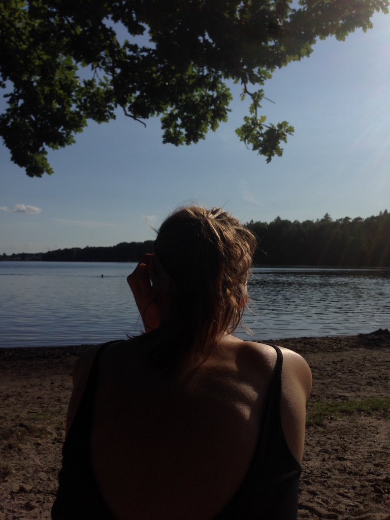 湖で日光浴。
ドイツではこれが夏の楽しみ！