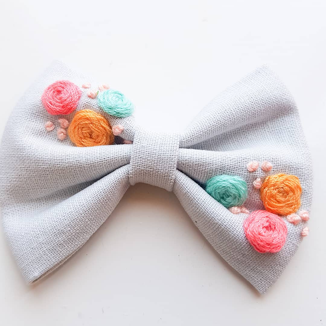 abeautiful_spac's tweet photo. The dreamiest handmade linen embroidered bow 😍😍
#handmade #handmadeuk #embroidery #hairaccessories #kidsfashion #smallshop #girlsfashion #smallbusiness #bowshop #embroideryart https://t.co/hgKdrUenXF