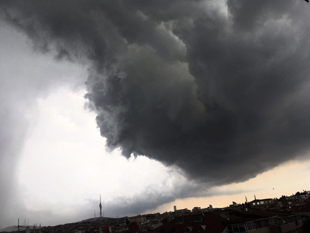 HavaForum's tweet photo. İstanbul'da bugün ne ararsan vardı... 🌪🌩

#dolu #hortum https://t.co/qYrzYRSNRv