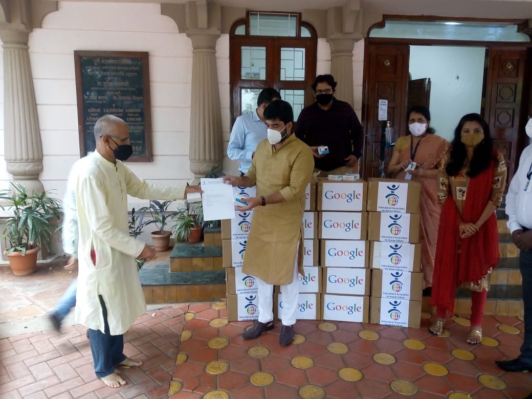 DarshakHathi's tweet photo. .@iahv and @GoogleIndia donated 2000 Pulse Oximeters to @PMCPune to assist their mass drive for #Covid detection.  #istandwithhumanity https://t.co/dycAkugQty