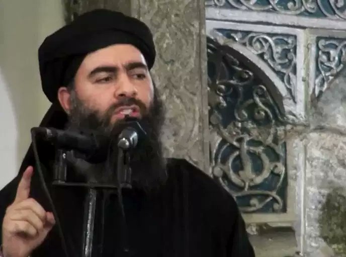 Comme le diable fait bien les choses, il est capturé par les Américains en 2005, mais enfermé au même endroit qu’al-Baghdadi (voire fil précédent), le futur chef de l’État islamique.￼￼