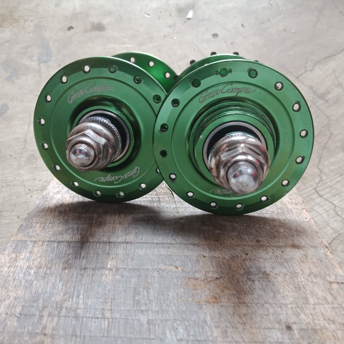 Xietrick's tweet photo. #wts Hub Fixie

Hub Grancompe 32H Sealed bearing 
Type Flipflop bisa untuk Fixie dan Freewheel drat
Sudah termasuk Cog 17t Eightinch + Cog crmo

Harga 1.2jt nego
Yang Minat bisa Wa 08112121617 

#fnfjb #rbjb #fix_fixedjb #fpjb #agjb @fix_fixed @AG_BIKES @fnfjb @trackcyclery https://t.co/RXn89ZtUKs