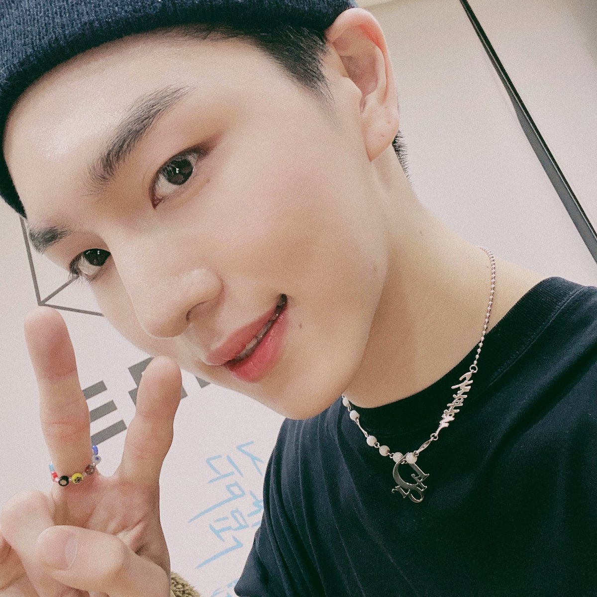 CUBE_PTG's tweet photo. [#키노] Tell me who u love Universe🖤 https://t.co/t8WDdIMdyE