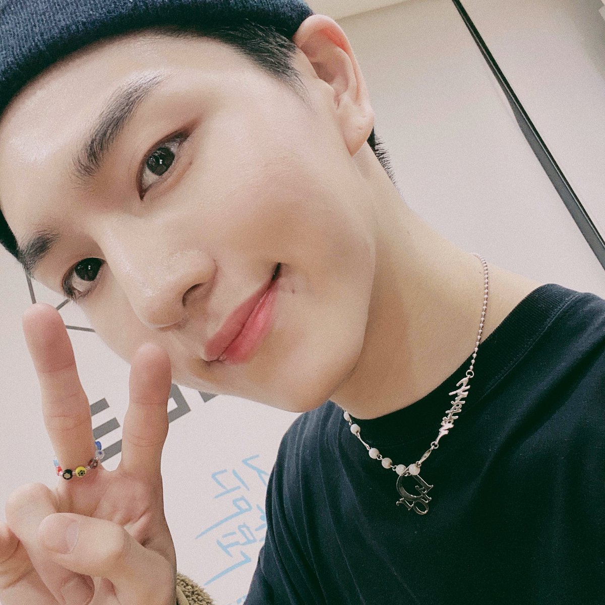 CUBE_PTG's tweet photo. [#키노] Tell me who u love Universe🖤 https://t.co/t8WDdIMdyE