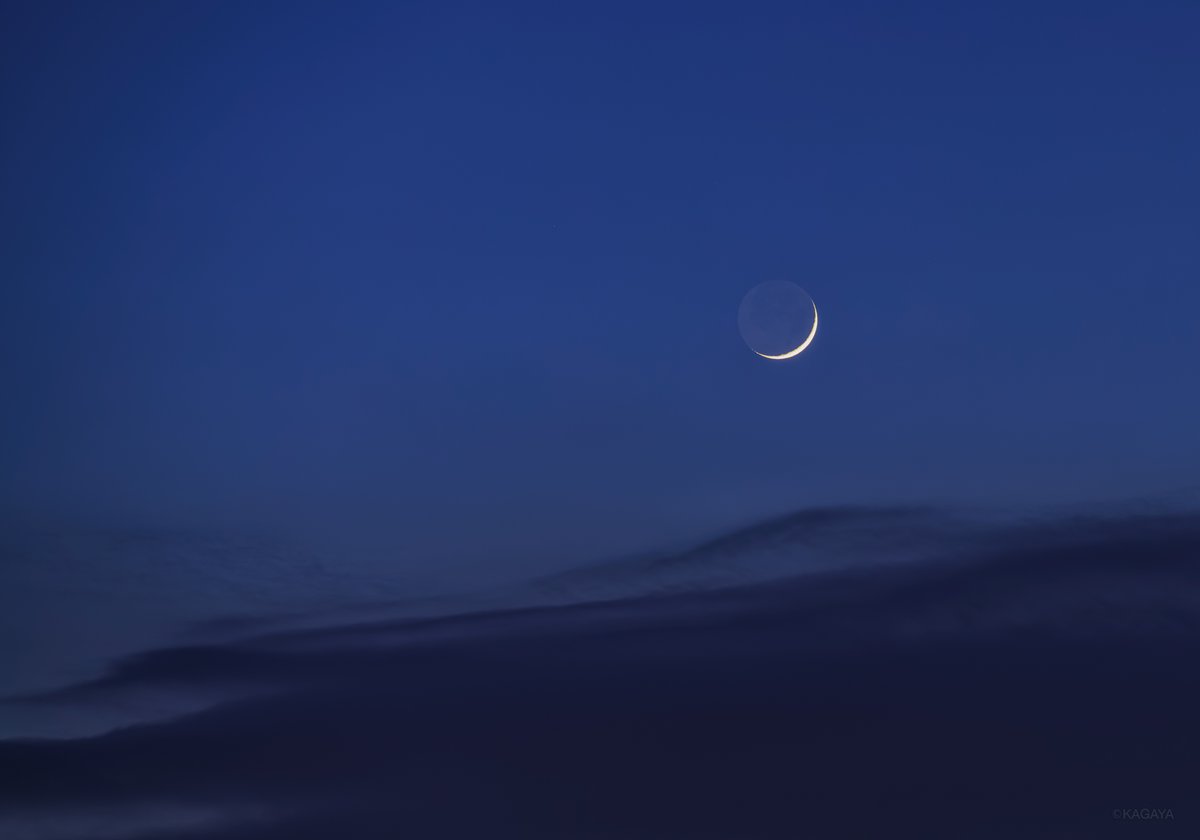 Kagaya まるで三日月が海の波にさらわれていくような 夕暮れ空の一角の つかの間の光景でした 先ほど 東京にて撮影 今日もお疲れさまでした
