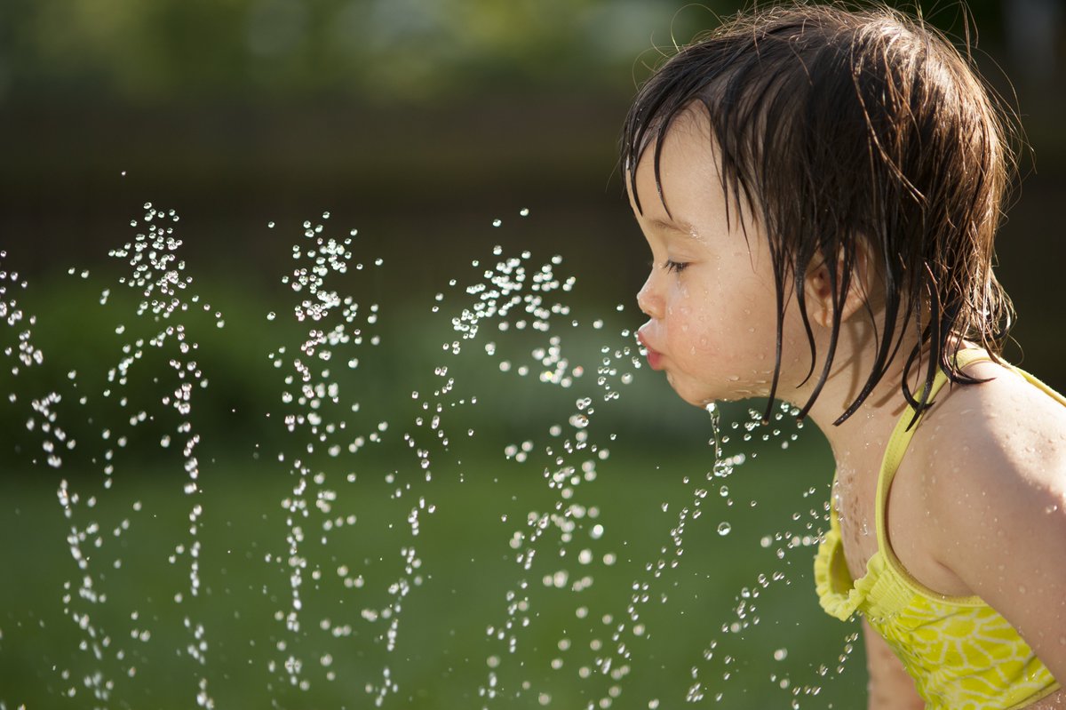 Deze week worden zomerse temperaturen voorspeld. Bereid je goed voor, want een hittegolf brengt ook enkele risico’s met zich mee. Drink voldoende water, smeer je in en denk aan de meest kwetsbare personen. Meer tips over hoe je jezelf kan beschermen👉 risico-info.be/nl/risicos/nat…