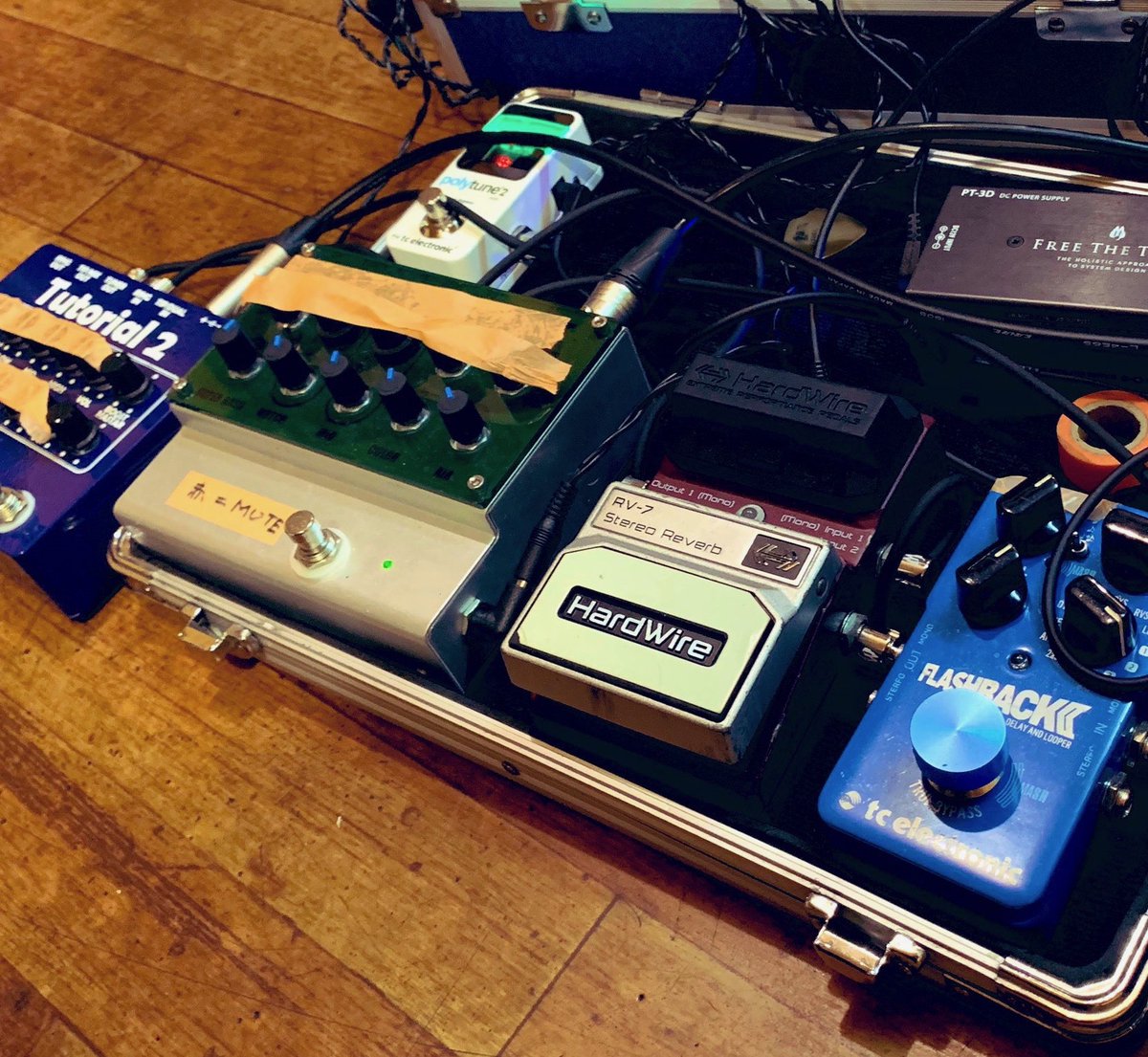 YutAKa_KuBotA's tweet photo. こういう想いで開発して頂いた機材たちが、いつもステージ上でぼくの足元を照らしてくれています。
ぼくも光を放ちたい。
#Tidemark #Tutorial2 #Vivid_Focus_TypeG https://t.co/Gfqzki4nU3