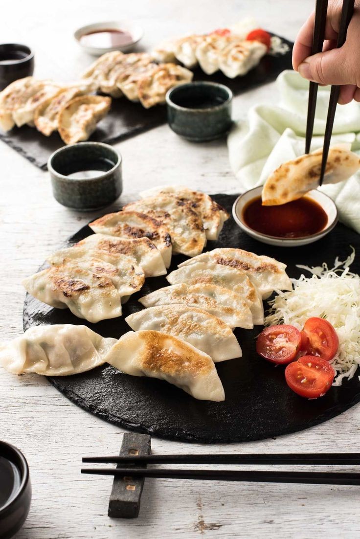 Японские пельмени gyoza. Японские рецепты гедзы. Китайские пельмени гедза. Gyoza. Японские рецепты гедзы.