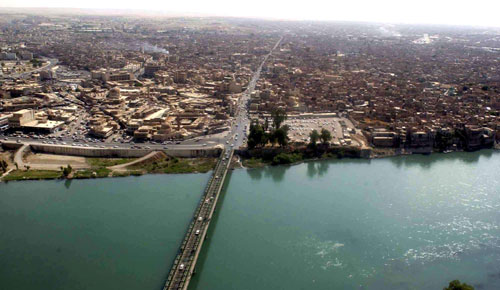 Traversée par le Tigre, Mossoul est une ville de 2,7 millions d’habitants. Capitale de la province de Ninive, son économie repose sur les raffineries et les gisements de pétrole à proximité. C’est un point de ravitaillement grâce à sa production agricole.