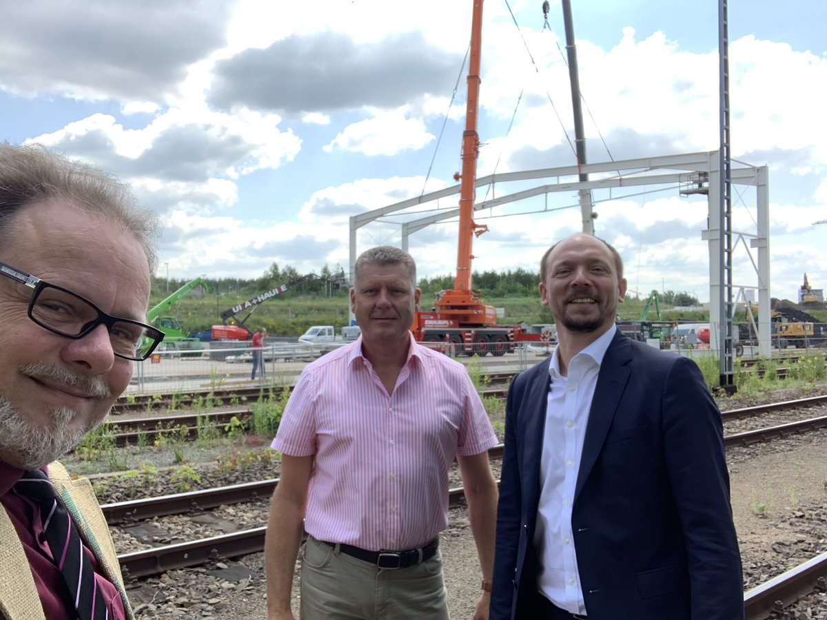 wanderwitz's tweet photo. Spannender Besuch heute beim #Railport #Chemnitz der Spedition Bauer aus #Callenberger mit @FrankHeinrich. Große Erweiterungsbau-Baustelle gerade. https://t.co/QR4LPvDDN9
