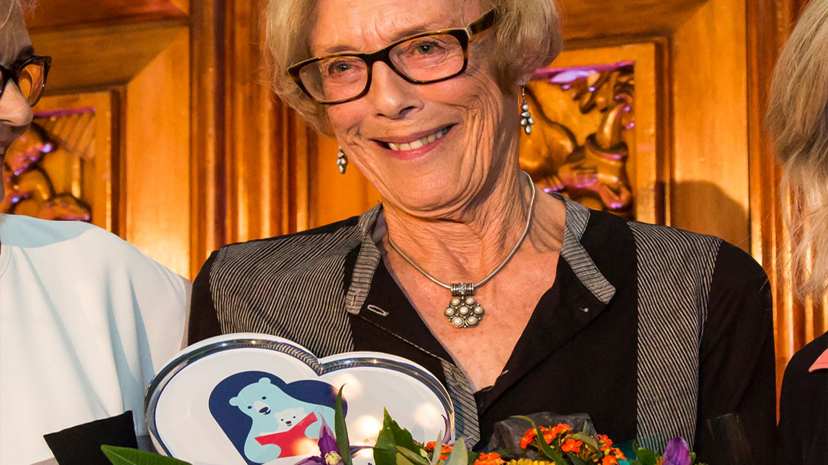 Booktrust's tweet image. 'If you can read, you can do anything.'

We are so sorry to hear that children's book pioneer and Bookstart founder Wendy Cooling has died.

She was an incredible person who did so much to help children - her legacy is huge. Thank you, Wendy.

booktrust.org.uk/news-and-featu…