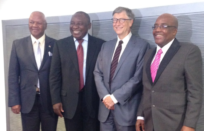 Recon1_ZA's tweet photo. Days ago woke Africa was fighting SA being used for a Covid-19's vaccine trial which  originates from the Gates Foundation.

Today they are celebrating #WitsVaccine and are too eager because they think it's a local 😂🤦‍♂️  

Got news for you. Proudly sponsored by Gates Foundation https://t.co/mfEawLw3vd