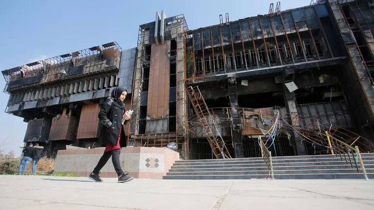 Mais signe de son totalitarisme, l’État islamique ne tient pas un an avant de détruire les édifices religieux non musulmans et le théâtre de l’université ), de piller le musée, et enfin de livrer aux flammes des milliers de livres rares de la bibliothèque.