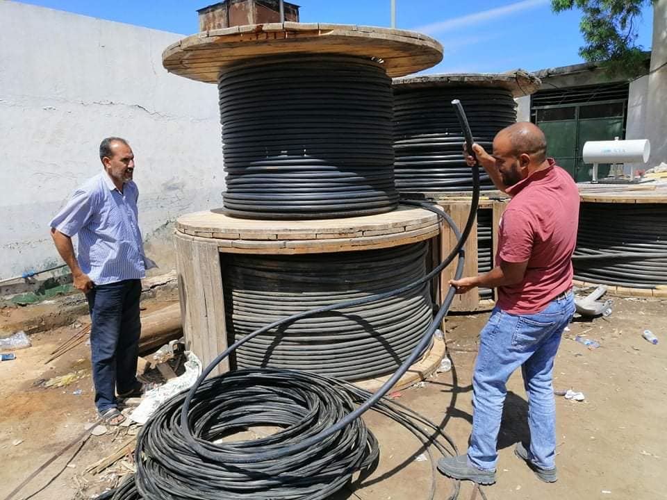 Aalkhraba's tweet photo. رجال الشركة العامة للكهرباء ومنذ ساعات الصباح الأولى  متواجدين في موقع العمل وتحديدا بمقر دائرة التركيبات العامة التابعة لإدارة توزيع طرابلس وهم يقومون بنقل الأعمدة إلى مشروع الهضبه ، وتم الإنتهاء من تركيبها على محطة بوصاع وإرجاع التيار الكهربائي لجزء من الأحياء السكنية بالمنطقة. https://t.co/MJZ5kZ3aU5