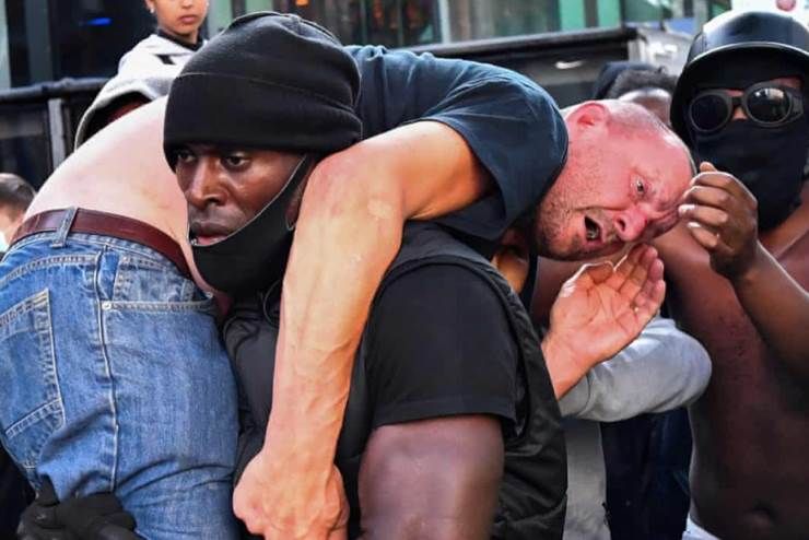 GRMDAILY's tweet image. 👮‍ White man rescued by Black Lives Matter protestor revealed to be ex-police officer

➡️ bit.ly/3dxMRIs