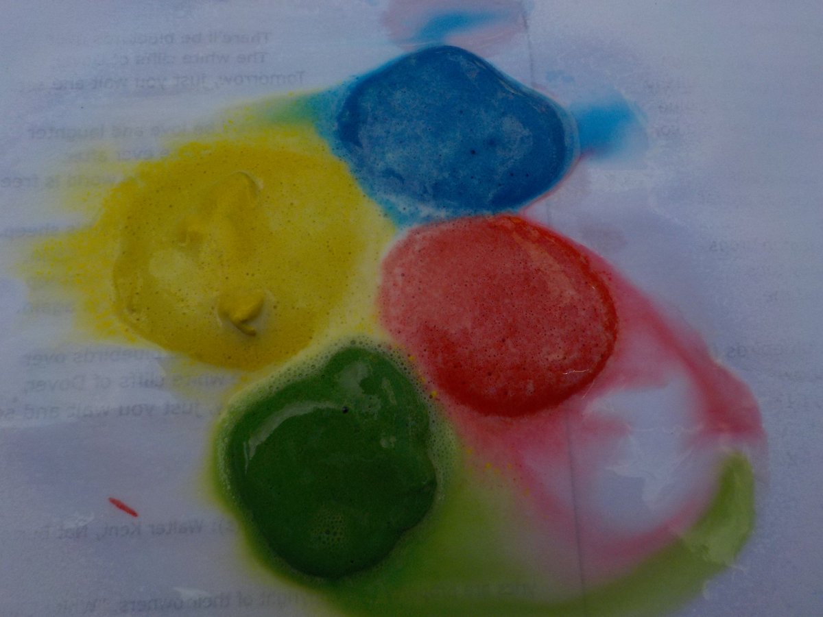 DownendScience's tweet photo. π¨π§ͺFizzy Art: Experiment with mixing bicarbonate of soda into your paints. Create your picture and then spray or paint over with lemon juice or vinegar. Watch the neutralisation reaction happen and observe the effects on your art work. @DownendART π¬ #DownendScienceClub https://t.co/vPQGyhecSA