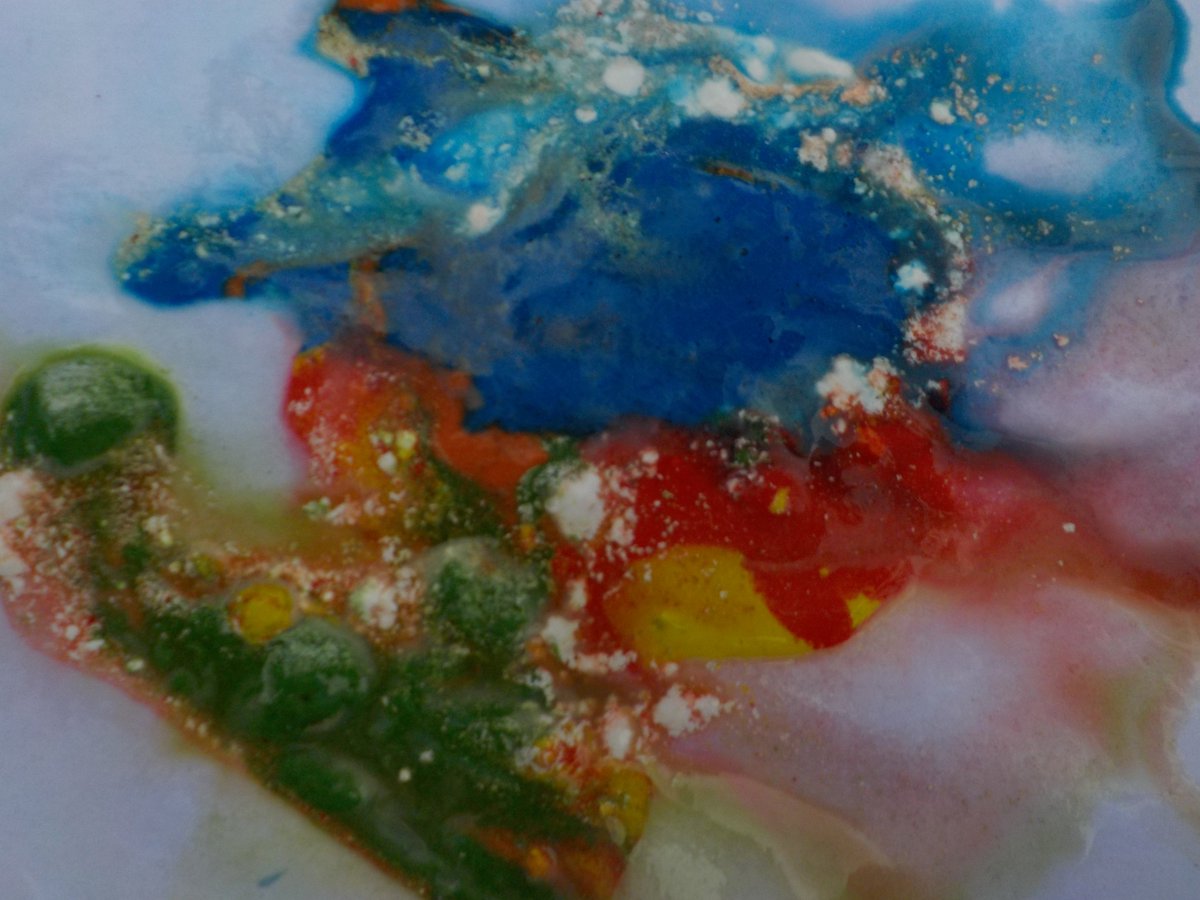 DownendScience's tweet photo. π¨π§ͺFizzy Art: Experiment with mixing bicarbonate of soda into your paints. Create your picture and then spray or paint over with lemon juice or vinegar. Watch the neutralisation reaction happen and observe the effects on your art work. @DownendART π¬ #DownendScienceClub https://t.co/vPQGyhecSA