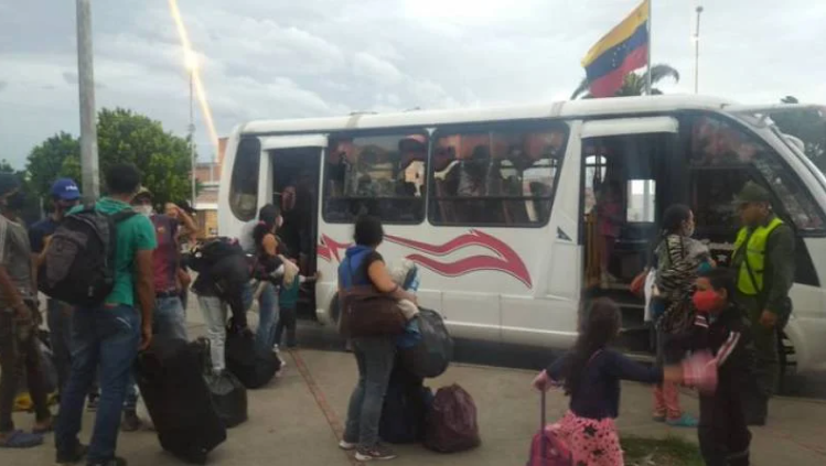 monagas_GNB51's tweet photo. 📢 Este lunes fueron puestos a la orden del Ministerio Público (MP), 17 ciudadanos por violar el cerco de contención y control sanitario por el Covid-19 en el estado Táchira.

➡️ https://t.co/wmvKYANy87

#DiálogoParaLaPaz
#23Jun
#FANB https://t.co/2kI1UDhNSf