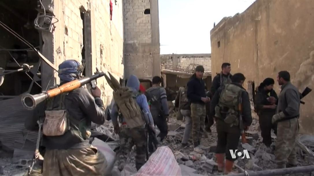 Cette victoire kurde a cela d’important qu’elle signe la fin de l’invincibilité prétendue, et jusque-là effective, des combattants de l’État islamique.(combattants kurdes à Kobané lors de la contre-offensive )