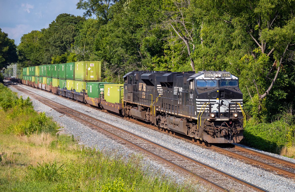 cwhitepics's tweet photo. A short I-ATDA2, led by two @nscorp locomotives, glides down the main at East Brandon as it makes it way across the Kansas City Southern Meridian Sub. #railroad #supplychain #logistics #ns #kcs #meridianspeedway https://t.co/zaqcTA7VXv