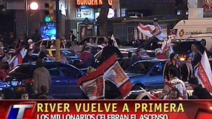 SANGREXENEIZE's tweet photo. Hace 12 años, River le ganaba a Almirante Brown con un gol en offside y ascendía a Primera: sus hinchas festejaban en el Obelisco y sus jugadores se ponían camisetas celebrando la resurrección https://t.co/mqi590OkNL
