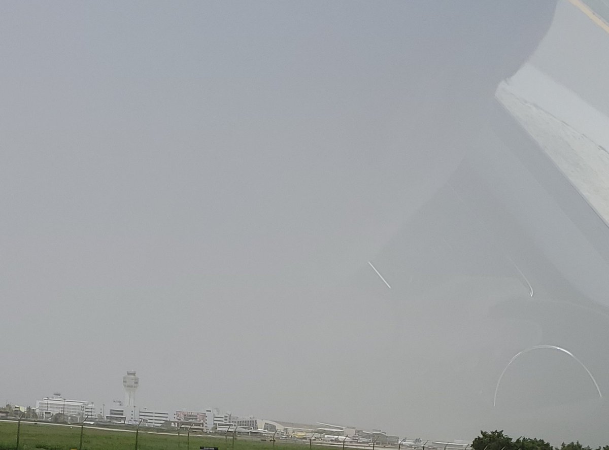 Marie061820's tweet photo. Aeropuerto LMM en Carolina. @DeborahTiempo, @rcortestv2 así estamos. https://t.co/gAer68H5xl