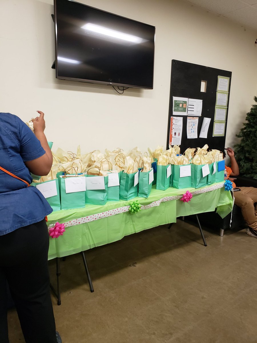 K.Hall (@asds_2555) on Twitter photo 2555 Management <a href="/molajack/">jacob nunyi</a> and <a href="/proctorashley52/">Ashley_SASM@2555</a> surprised every store and MET associate with a giftbag and card as a token of thanks for their commitment to customer service and living the company's values daily. #TakingCareOfEachOther 2555 Management <a href="/molajack/">jacob nunyi</a> and <a href="/proctorashley52/">Ashley_SASM@2555</a> surprised every store and MET associate with a giftbag and card as a token of thanks for their commitment to customer service and living the company's values daily. #TakingCareOfEachOther