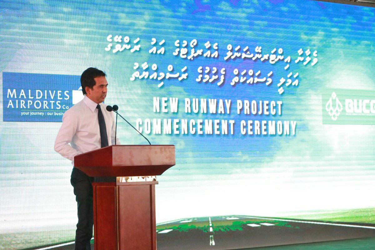 em_saeed's tweet photo. 1. RY sarukaarun fettevi VIA ge aa runway ge masakkaiy vaanee 2018 ga nimmaafa. E’ runway ah 2 flight eh jessi. E’ee olhigen kamah bune jessi Indian Airlines ge flight akaai, Ethihad ge Airbus A380 ge test flight @ibusolih https://t.co/sRBgtTGeGY