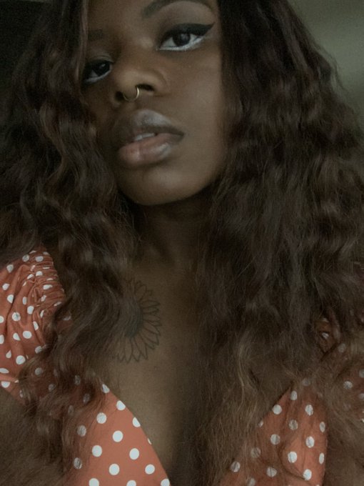 Amahlia Blade’s pics and videos