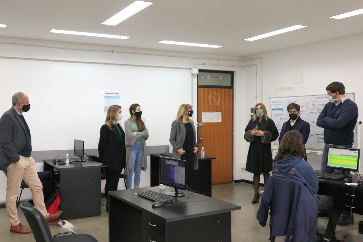 unlp's tweet image. Primer centro de telellamadas #UNLP para seguimiento de casos #COVID19. Voluntarios coordinados por @SaludBAP realizan monitoreo de contactos estrechos. @Kicillofok recorrió las instalaciones con @MLopezArmengol @DrDanielGollan @AVarelaPerio @fsaintout unlp.edu.ar/coronavirus/ya…