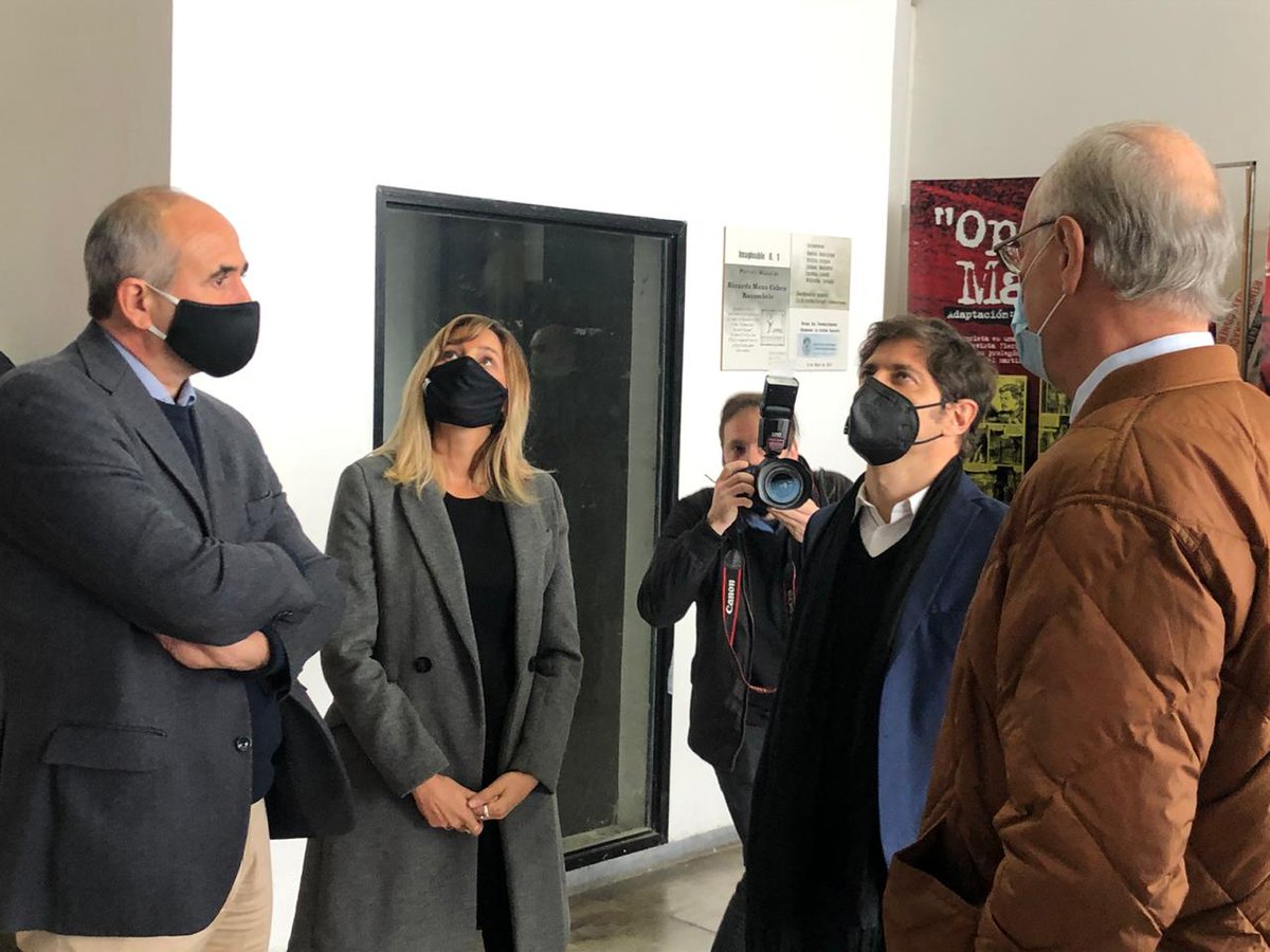 unlp's tweet image. Primer centro de telellamadas #UNLP para seguimiento de casos #COVID19. Voluntarios coordinados por @SaludBAP realizan monitoreo de contactos estrechos. @Kicillofok recorrió las instalaciones con @MLopezArmengol @DrDanielGollan @AVarelaPerio @fsaintout unlp.edu.ar/coronavirus/ya…