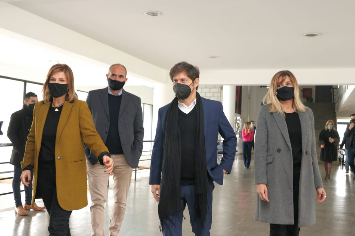 unlp's tweet image. Primer centro de telellamadas #UNLP para seguimiento de casos #COVID19. Voluntarios coordinados por @SaludBAP realizan monitoreo de contactos estrechos. @Kicillofok recorrió las instalaciones con @MLopezArmengol @DrDanielGollan @AVarelaPerio @fsaintout unlp.edu.ar/coronavirus/ya…