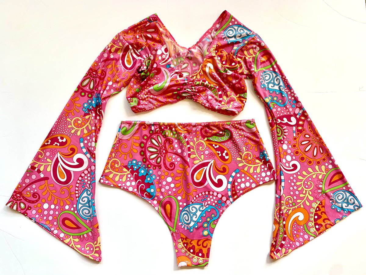 mothercoinsol's tweet photo. 🌼GIVEAWAY🌼 I’m giving away one of my signature cinch bell sleeve sets in whatever print you’d like! Here’s how to enter:
1. RT and like this tweet
2. Follow me if you’re not already! 
2. Tag some friends
Giveaway goes until 6/30 and winner will be announced 7/1🌸 GOODLUCK BBZ💖 https://t.co/AeTToNxPZv