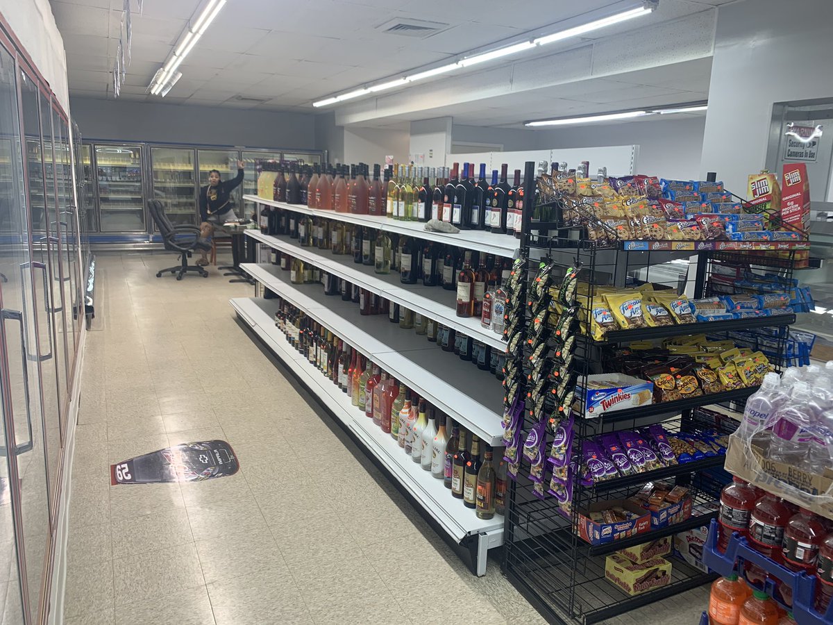 ms_asialove's tweet image. Soooo I did a thing! Welcome to Center Street Beverage &amp;amp; Grill
located at 187 Warrensville Center Rd, Bedford  OH.
Come and purchase some snacks, play your numbers, buy some sweets with Jazzy Cakes, or your favorite bottle of wine or beer. BLACK OWNED✊🏾