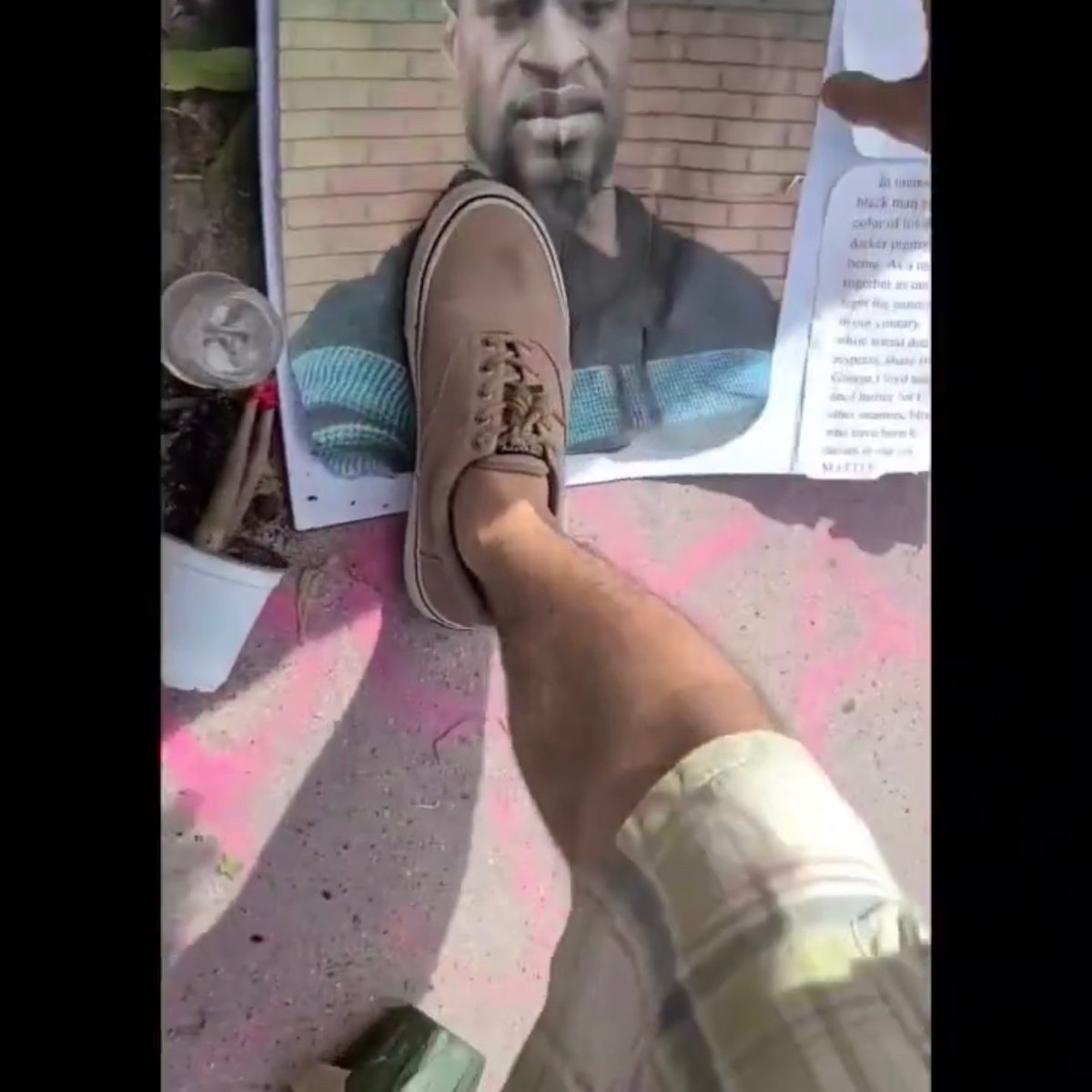 CVAgainstFash's tweet image. Last week in San Diego, a Neo-Nazi filmed himself destroying a #BlackLivesMatter memorial and putting up racist propaganda. 

We found the person responsible.